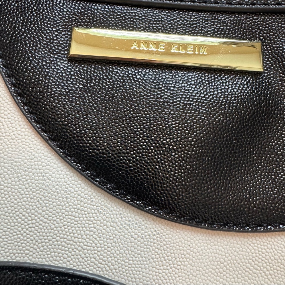 Anne Klein Black and White‎ Adjustable Strap Expandable Crossbody Bag - Picture 2 of 10